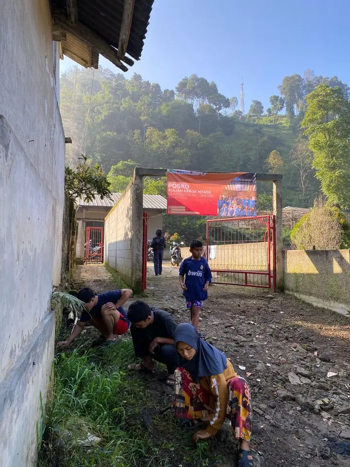 Artikel KKN UNFARI: Jum'at bersih didesa Pagerwangi dari Kelompok Barakarsya